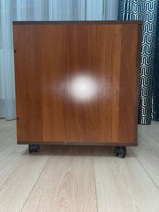 Стол и тумбочка на замке