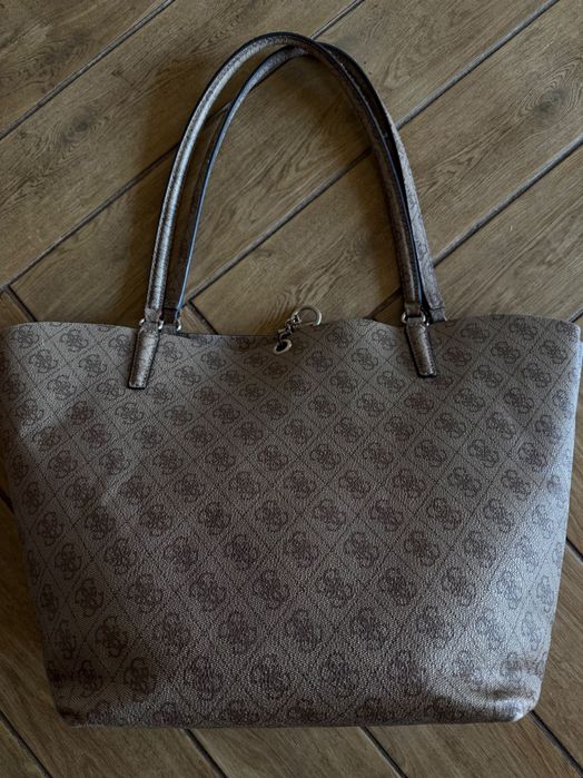 Продавам чанта Guess