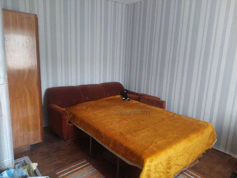 Продавам  двуетажна къща с двор в с. Горна Бешовица.