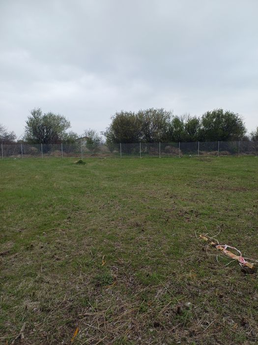 Изграждане на огради с циментови колове, оградна мрежа