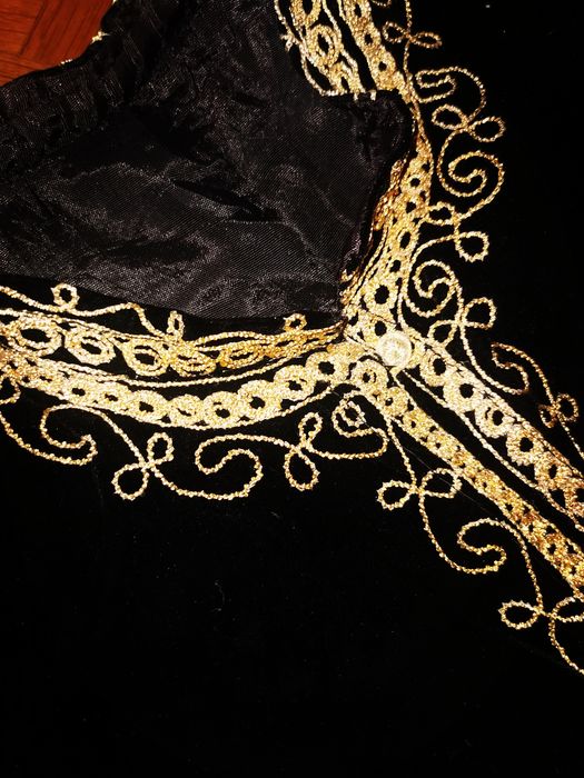 Винтидж бродиран кафтан и две винтидж узбекски шапки "Тубетей"