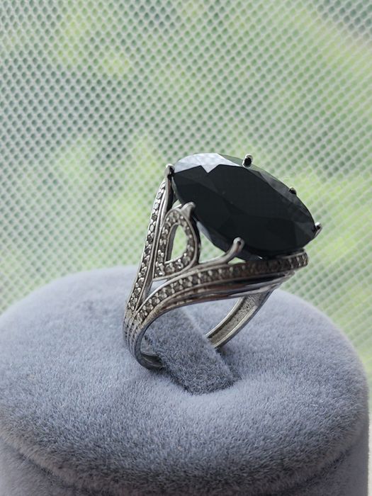 Продаётся шикарный золотой перстень с сапфиром и бриллиантами