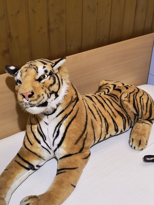 Голям плюшен тигър, размер на снимките 
Без забележки - 30евро 
Бу