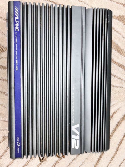 Amplificator auto produs de Alpine, modelul MRV-1000.