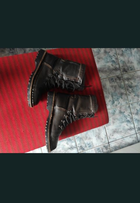 Bocanci din piele naturală 100% cu talpa cusută.
Foarte rezistenti si trainici.
Nr.41