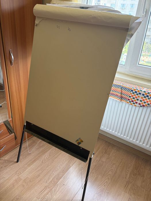 Flipchart / tablă de prezentare pe suport metalic – stare bună