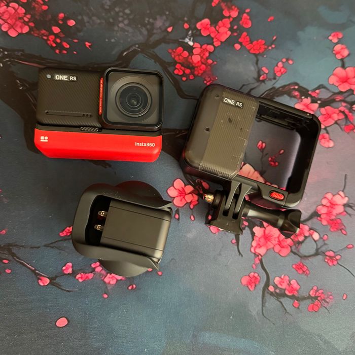 Insta360 ONE RS Twin Edition + 64GB microSD карта