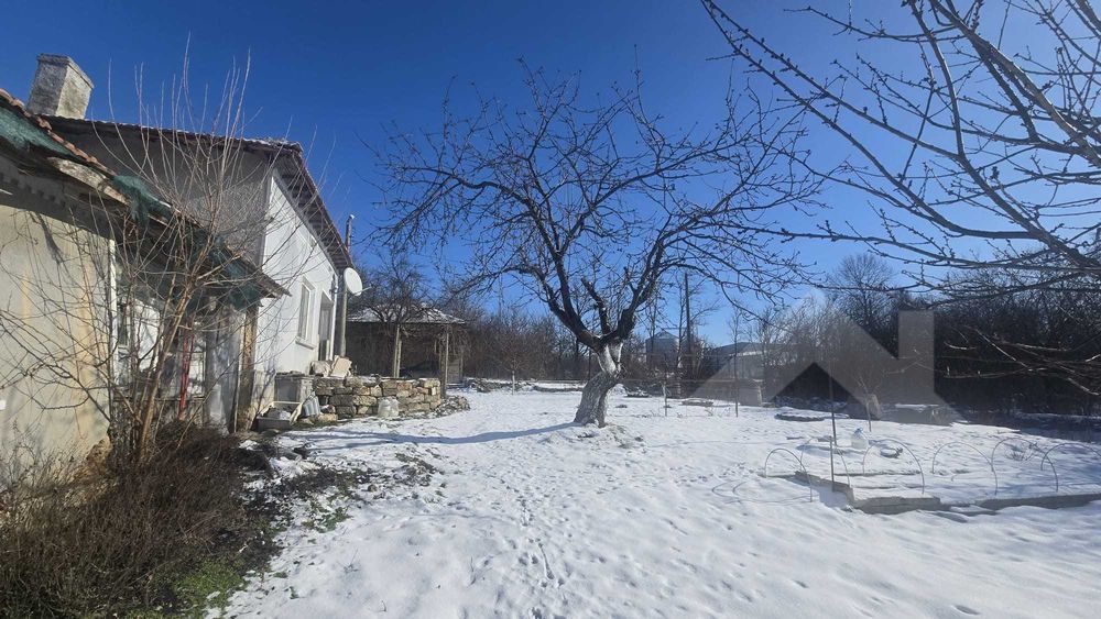 Едноетажна къща с голям двор в село в близост до Генерал Тошево