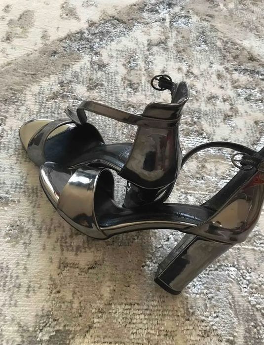 Босоножки  женские продам