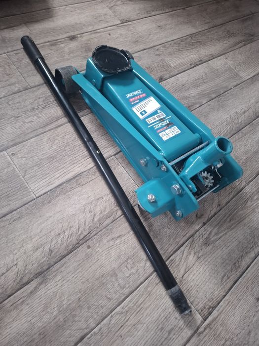 Домкрат срочна продам