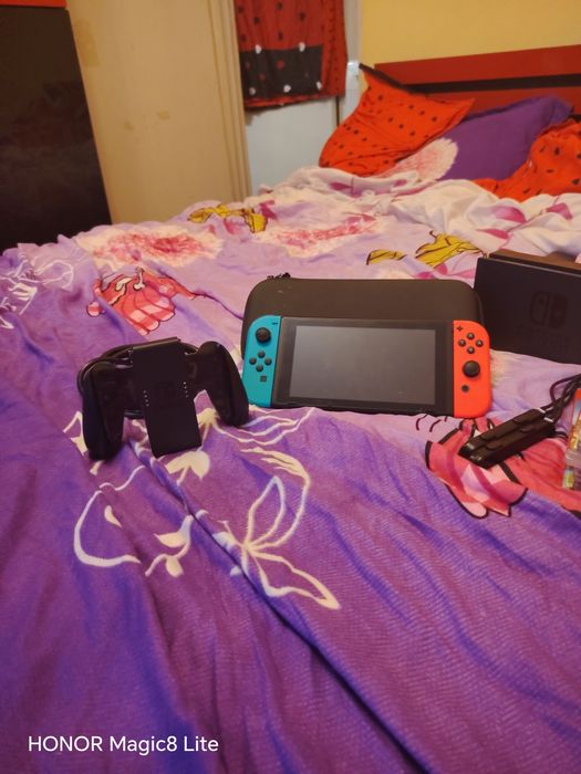 Vind Nintendo Switch 1 complet plus 6 jocuri. Consola e puțin ciobita, iar display-ul e ușor crăpat. Preț 1200 lei.