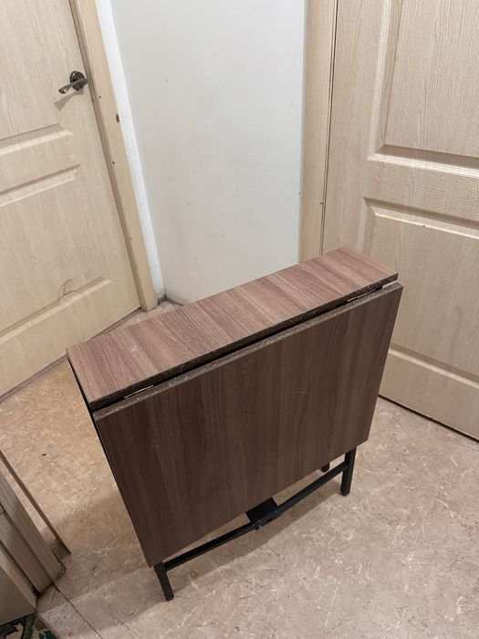 Продам кухонный стол с двумя стульями
