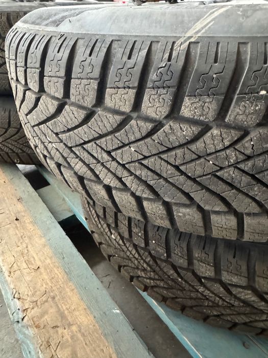 Зимни гуми Falken 195/65/15 с джанти и тасове VW