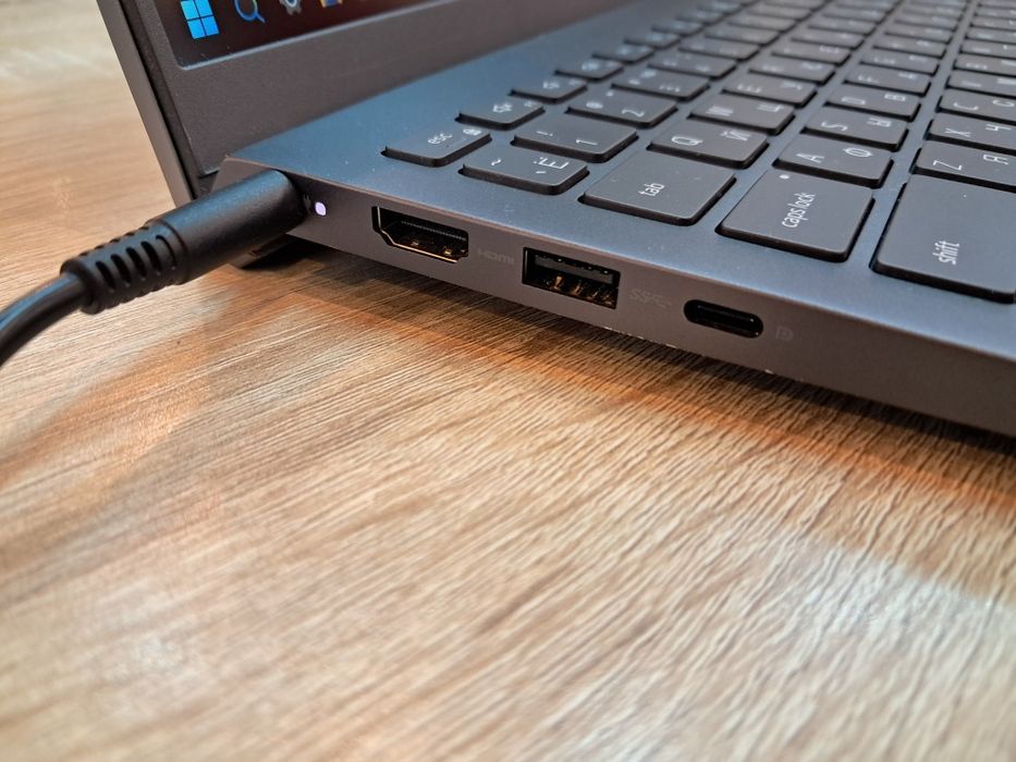 • Laptop Dell Vostro (Темно Серый)