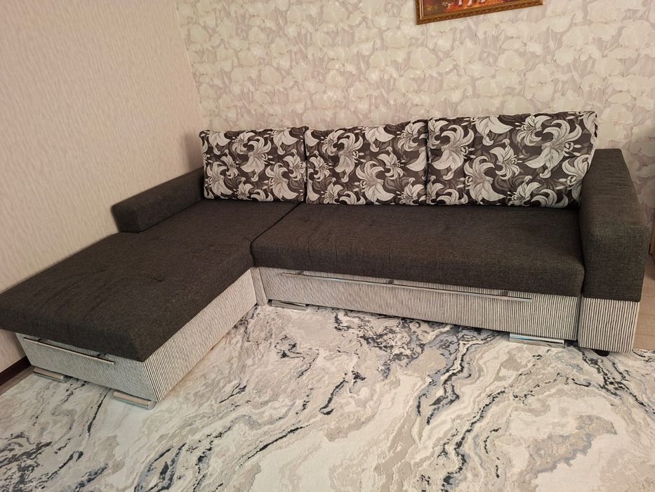 Продам угловой диван с пуфиком