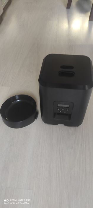 Автоматична хранилка за кученца и котенца