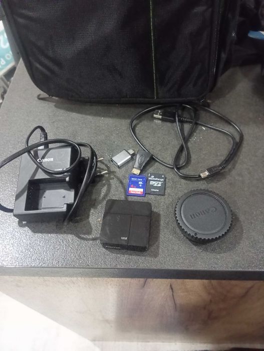 Canon 4000D + обективи 18-55 и 75-300 + раница+ +статив + книга