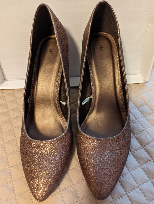 Pantofi eleganți aurii marimea 40 nou nouti