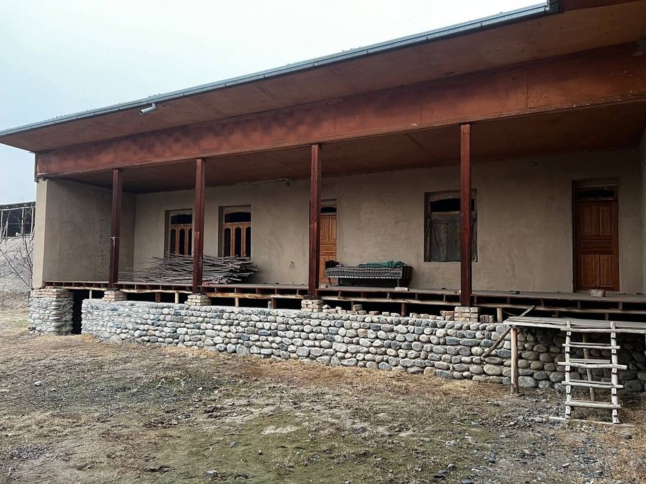 Hovli uy sotiladi