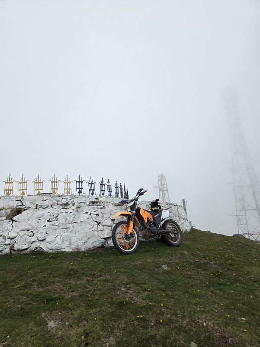 Se vinde ktm 250 în 4 t la pachet cu o aprilia tuareg de 50 !!