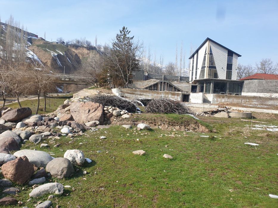 Продается участок Чарвак Хумсан рядом с речкой Угам 16 соток