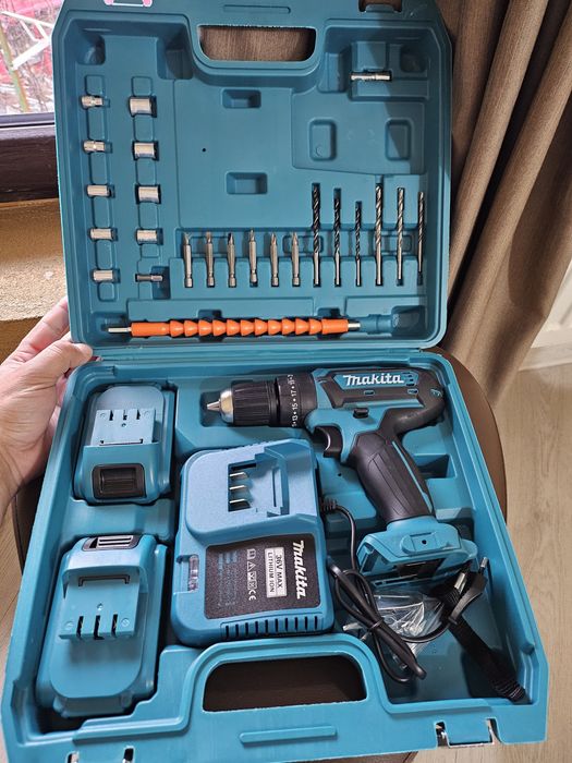 Mașină de găurit Makita cu două baterii și încărcător