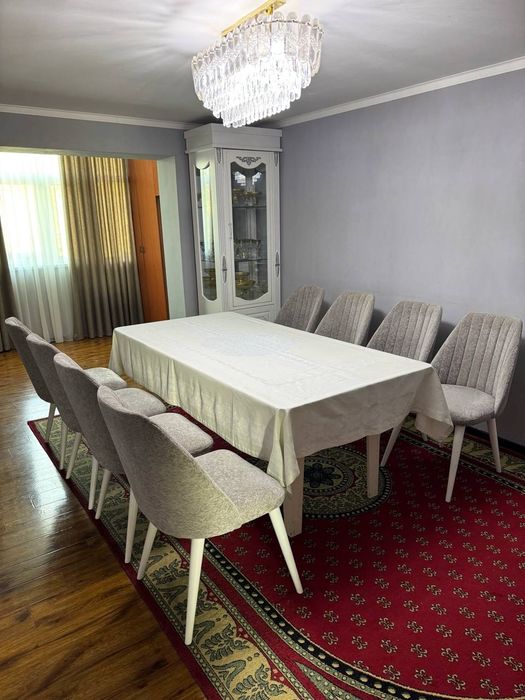 Стол с 8 стульями