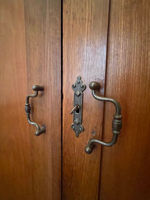 Dulap antic din lemn de cireș