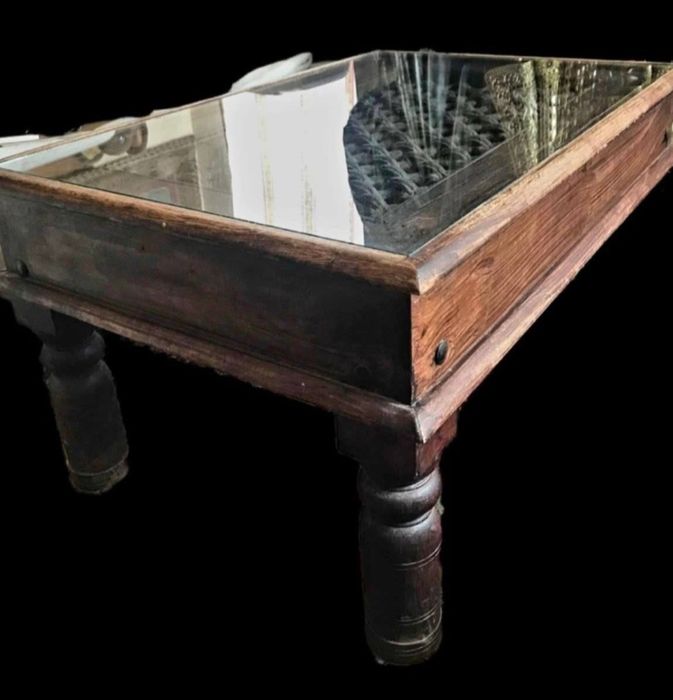 Unicat!Măsuță de cafea făcută dintr-un geam medieval.