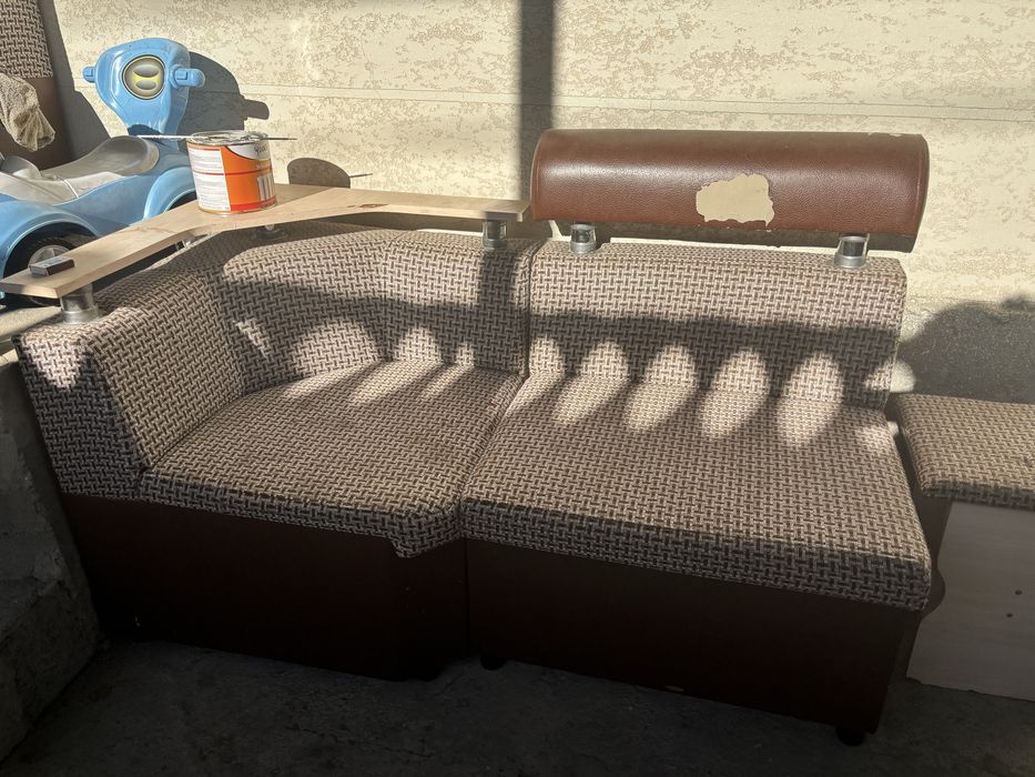 Угловой кухонный диван