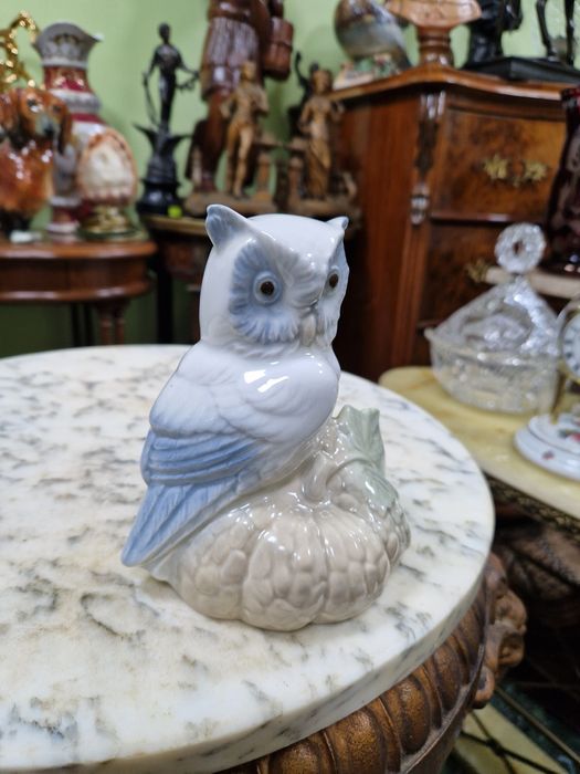 Прекрасна антикварна испанска порцеланова фигура Valencia