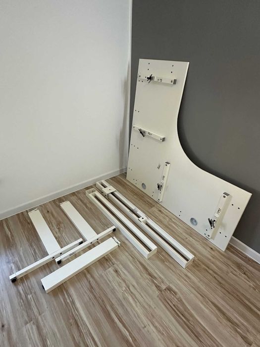 birou premium 140x140cm marca Techo cadru aluminiu blat pal alb