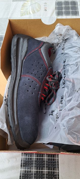 Vând pantofi sport de protecție