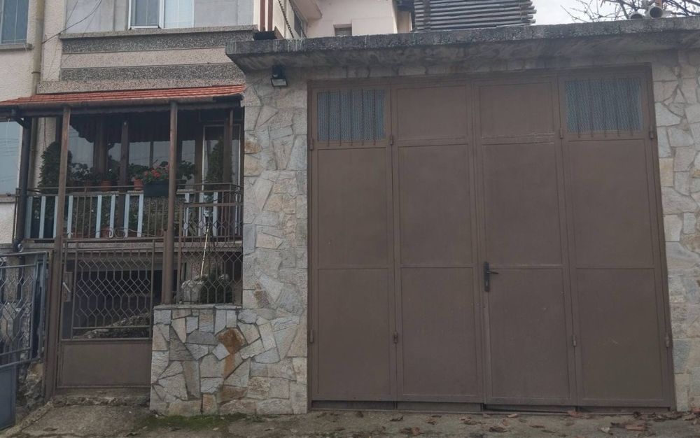 Продават етаж от къща