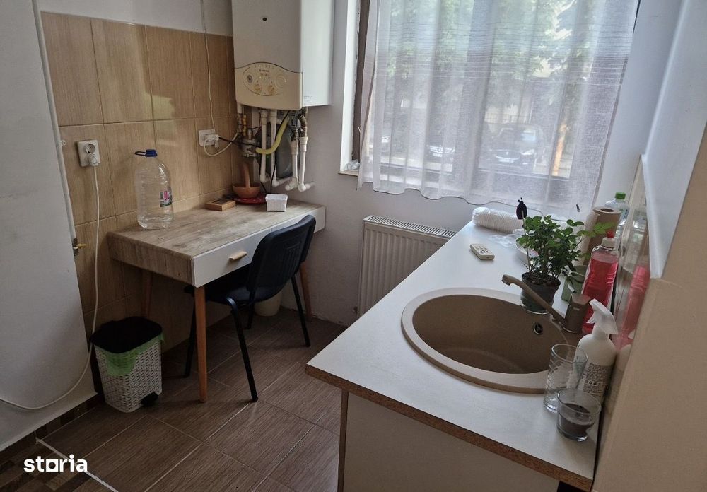 Vânzare garsonieră zona Damaroaia pretabil pentru : salon / locuință