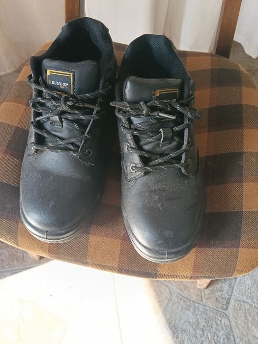 Vând o pereche de ghete