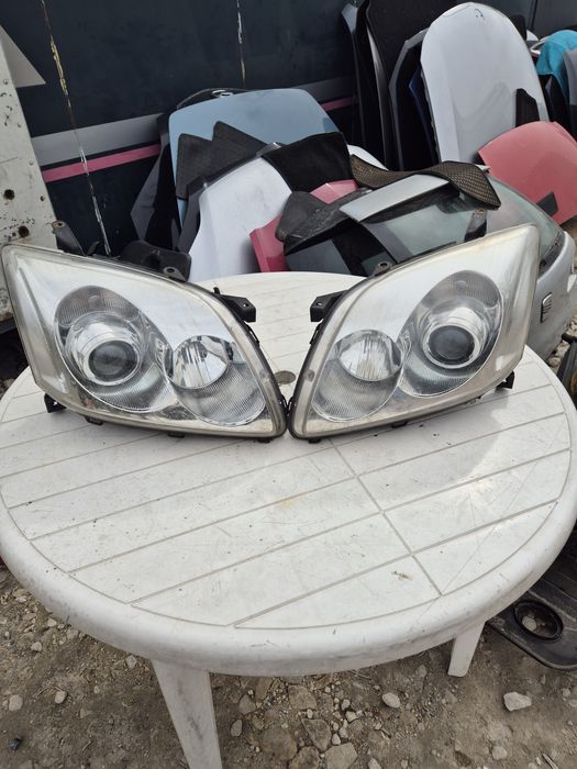 Оригинален ляв Фар за Тойота Авенсис Ксенон Т25 2003- 2007г