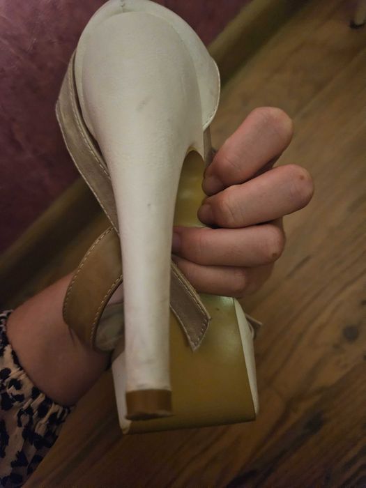 Бели сандали на ток