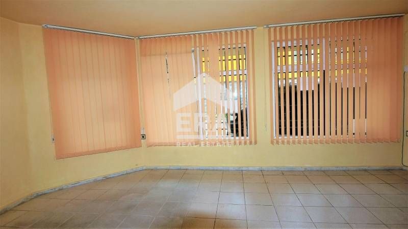 Партерен офис под наем, с лице 5 м, в тухлена жилищна сграда, в района