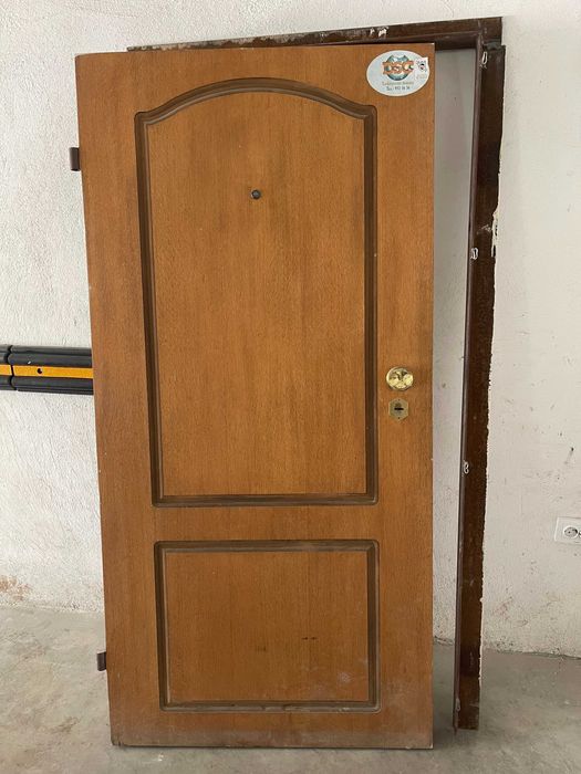 Масивна входна врата „старо желязо“ – двойно подсилена, с метална каса