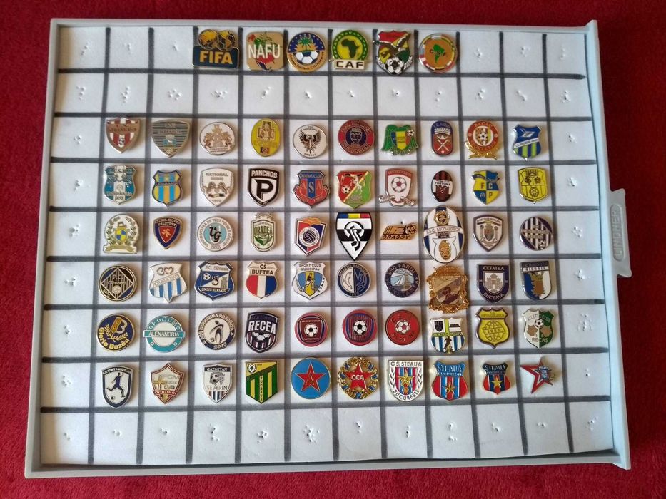 Vand colectie insigne fotbal