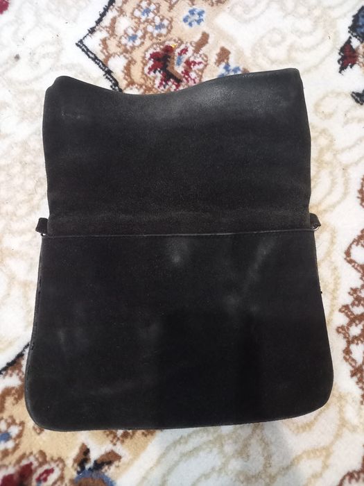 Продаётся замшевая чёрная сумка