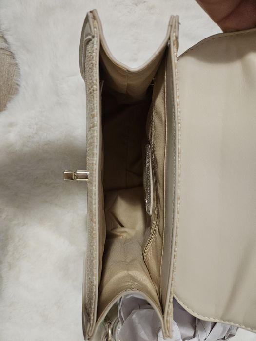 Малка дамска чанта в бежов цвят