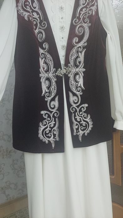 Платье белое с казахским камзолом