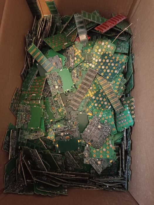 Телефони 134 бройки