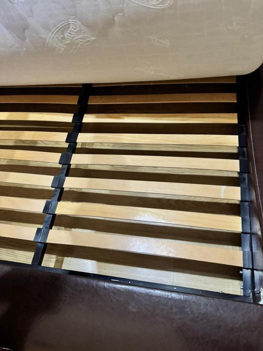 Pat modern din piele