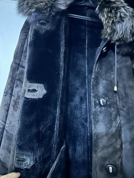 Продается натуральная дубленка с капюшоном.