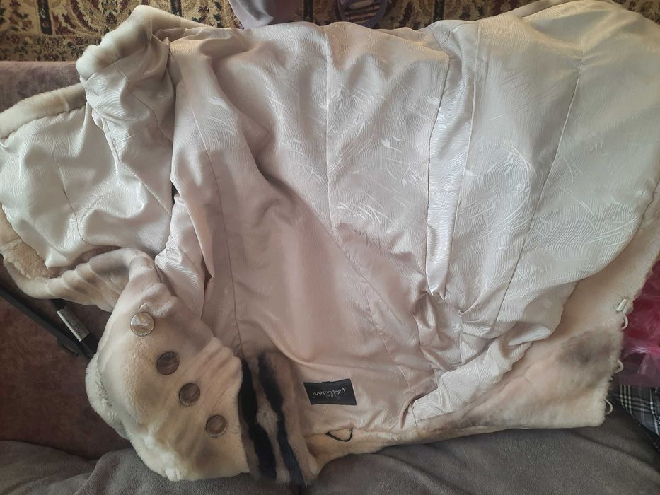 Продаю мутоновую,  белую шубу