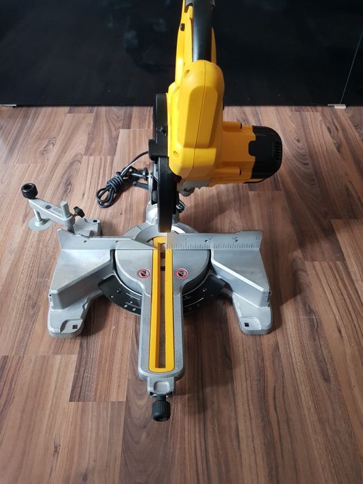 Circular pentru taieri înclinate Dewalt DWS 774
