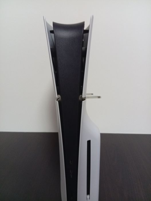 Vând Ps5 Nou perfect funcțional cu manetă originala cu toate cablurile cu 2 jocuri și cu tastatura și mouse led